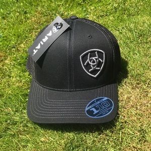 ARIAT Men's Solid Black Corner Logo